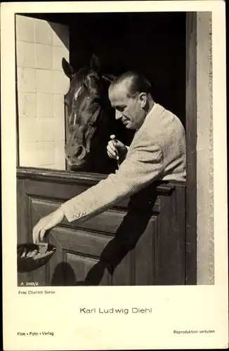 Ak Schauspieler Karl Ludwig Diehl, Portrait im Pferdestall