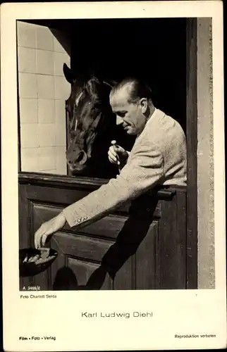 Ak Schauspieler Karl Ludwig Diehl, Portrait im Pferdestall