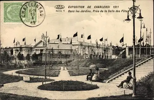 Ak Charleroi Wallonien Hennegau, Exposition 1911, Dans les Jardins, Pres de la Salle des Fetes