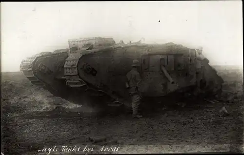 Foto Ak Arras Pas de Calais, Englischer Panzer im Feld, I WK
