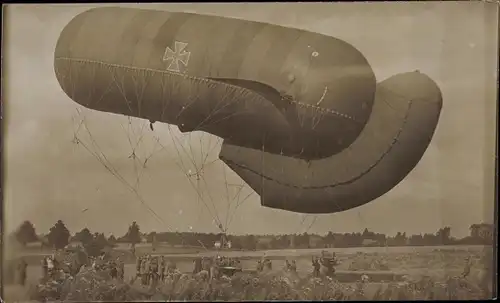 Foto Ak Deutsche Soldaten in Uniformen und Militärballons