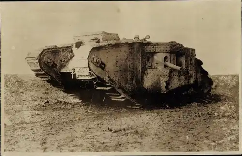 Foto Ak Eroberter englischer Mark I. Panzer, Tank, Schlachtfeld, I. WK