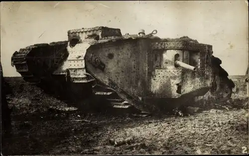 Foto Ak Englischer Panzer mit Artillerie Treffer, I WK