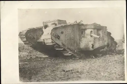 Foto Ak Warneton Nord, Erbeuteter englischer Panzer im Feld, I WK