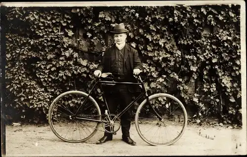Foto Ak Mann mit einem Fahrrad, Portrait