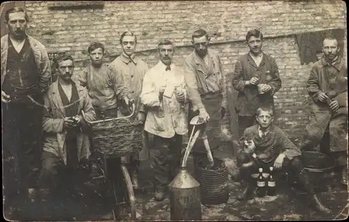 Foto Ak Dordrecht Südholland Niederlande, Gruppenbild, Männer und Jungen mit Arbeitsgerät