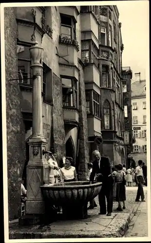 Foto Ak Innsbruck in Tirol, Straße mit Brunnen