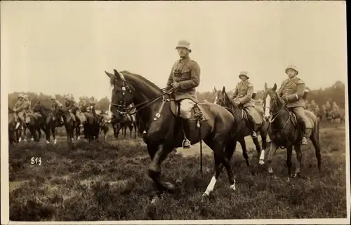 Foto Ak Munster im Heidekreis, Truppenübungsplatz Munsterlager, Dt. Soldaten in Uniformen, Pferde