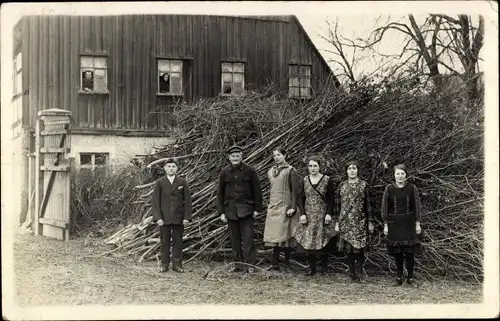 Foto Ak Freiberg in Sachsen, Wohnhaus, Anwohner, Gruppenbild, Holzhaufen