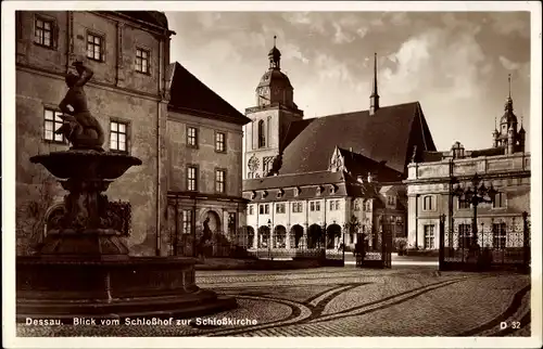 Ak Dessau in Sachsen Anhalt, Blick vom Schloßhof zur Schloßkirche