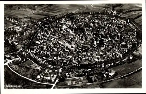 Ak Nördlingen, Fliegeraufnahme der kreisförmigen Stadt, Panorama