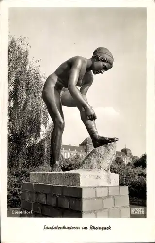 Ak Düsseldorf am Rhein, Sandalenbinderin im Rheinpark