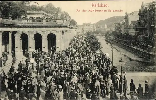 Ak Karlovy Vary Karlsbad Stadt, An der Mühlbrunnen Kolonnade, Passanten