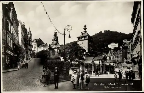 Ak Karlovy Vary Karlsbad Stadt, Marktbrunnen mit Schlossturm