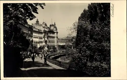 Ak Karlovy Vary Karlsbad Stadt, Straßenpartie, Passanten, Gebäude