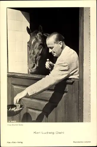 Ak Schauspieler Karl Ludwig Diehl, Portrait im Pferdestall