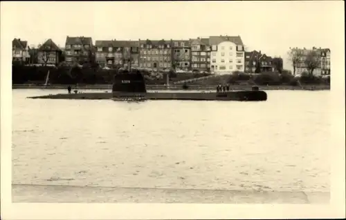 Foto Ak Deutsches Unterseeboot, U-Boot, Häuserreihe am Ufer