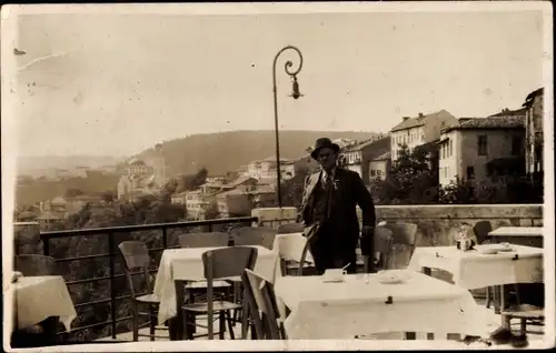 Foto Ak Tirnovo Weliko Tarnowo Bulgarien, Mann auf Terrasse