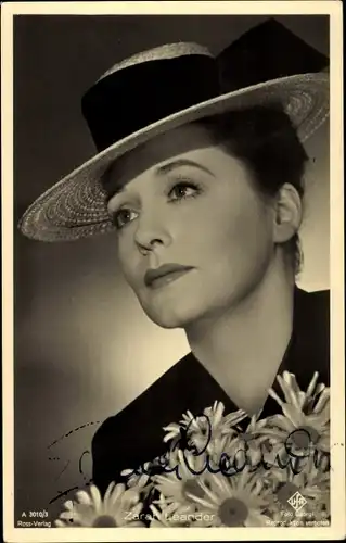 Ak Schauspielerin Zarah Leander, Portrait, Autogramm, Hut, Blumen