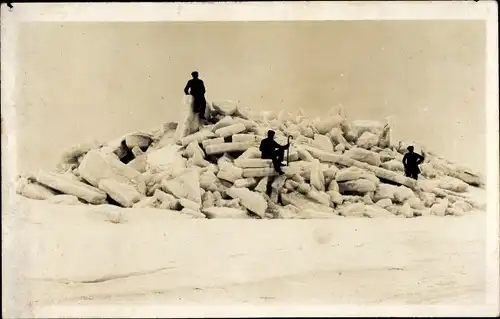 Foto Ak Südpol, Männer auf einem Berg von Eisschollen 1910