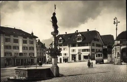 Foto Ak Schwyz Stadt Schweiz, Stadtpartie, Denkmal