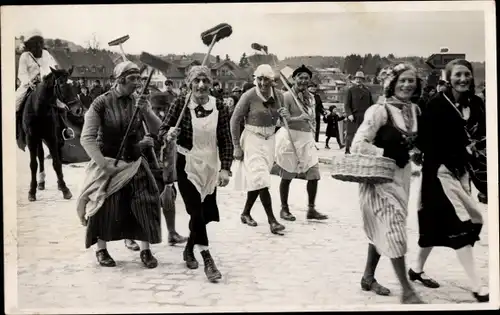 Foto Ak Bad Tölz in Oberbayern, Frauen in bayrischen Trachten, Besen, Korb, Fest