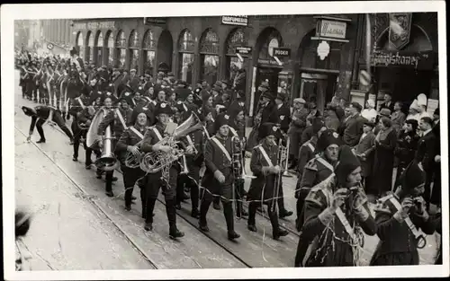 Foto Ak München, Festzug vor dem Franziskaner, Marschkapelle