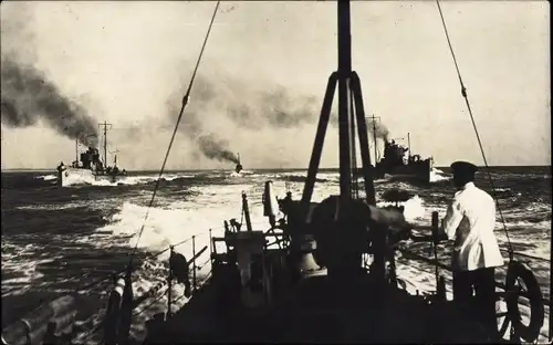 Foto Ak Deutsche Kriegsschiffe auf See, Seeleute