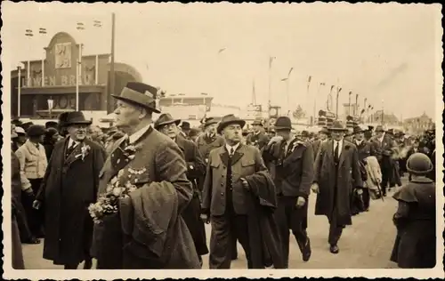 Foto Ak München, Oktoberfest, Festgelände, Löwenbräu, Besucher, Fotograf W. Bröker