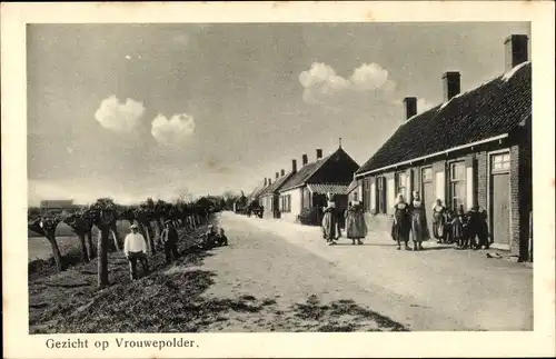 Ak Vrouwenpolder Walcheren Zeeland Niederlande, Straßenpartie, Frauen in Tracht