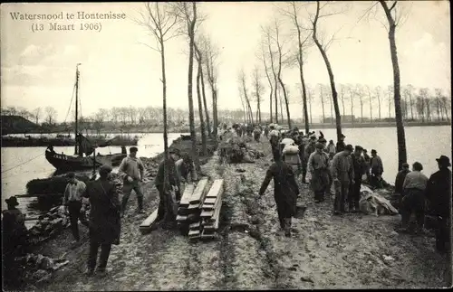 Ak Hontenisse Zeeland Niederlande, Watersnood, 1906, Holzbretter, Menschen bei der Arbeit
