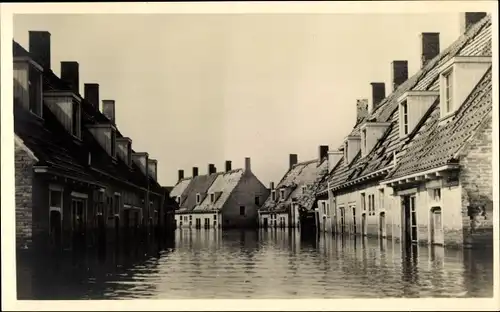 Ak Walcheren Zeeland, Her eiland Walcheren onder water, überschwemmte Straßen