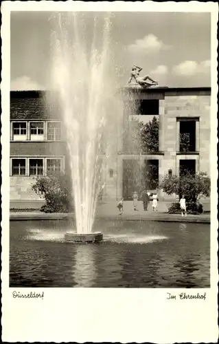 Ak Düsseldorf am Rhein, Im Ehrenhof