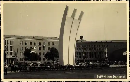 Foto Ak Berlin Tempelhof, Luftbrücken Denkmal