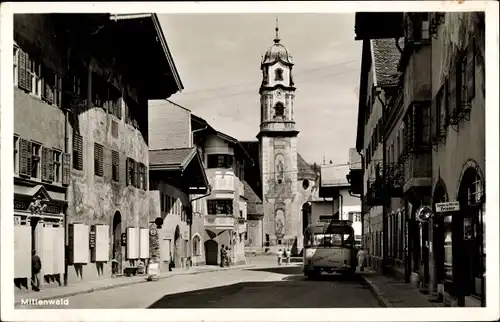 Ak Mittenwald in Oberbayern, Straßenpartie, Turm, Geschäfte