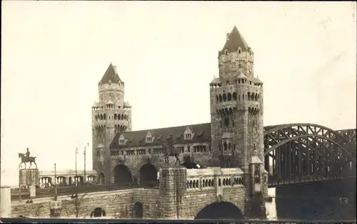 Foto Ak Köln am Rhein, Rheinbrücke, Brückentor, Denkmal