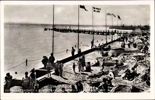 Ak Sassnitz auf Rügen, Familienfreibad mit Landungsbrücke, Badegäste