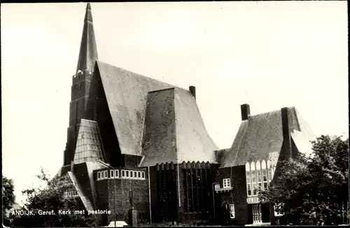 Ak Andijk Medemblik Nordholland Niederlande, Geref. Kerk met pastorie