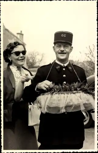 Foto Ak Mann in Uniform mit Bauchladen, Maiglöckchen, GG