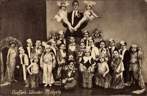 Ak Chaffer's Wonder Midgets, Liliputaner, Gruppenbild, Kostüme, Clown