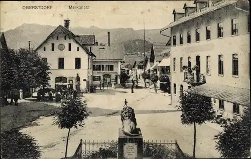 Ak Oberstdorf im Oberallgäu, Marktplatz mit Löwen Denkmal