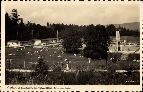 Ak Friedrichroda im Thüringer Wald, Schwimmbad, Badegäste, Sprungturm