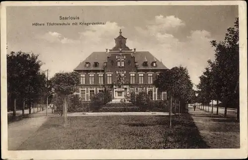 Ak Saarlouis im Saarland, Höhere Töchterschule mit Kriegerdenkmal