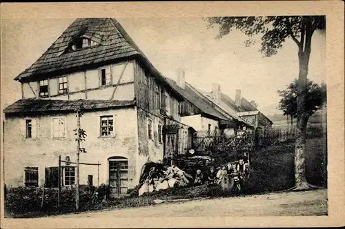 Ak Oberwiesenthal im Erzgebirge, Alte Häuser mit Aufstieg zum Fichtelberg