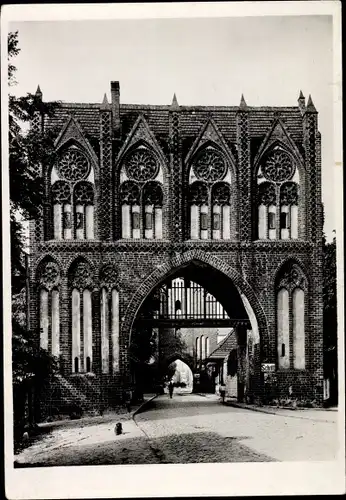 Ak Neubrandenburg in Mecklenburg, Stargarder Tor, Feldseite