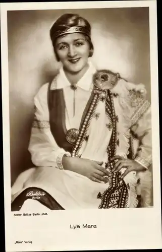 Ak Schauspielerin Lya Mara, Portrait in Tracht