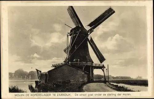 Ak Zaandijk Nordholland, De straat gaat onder de stelling der molen