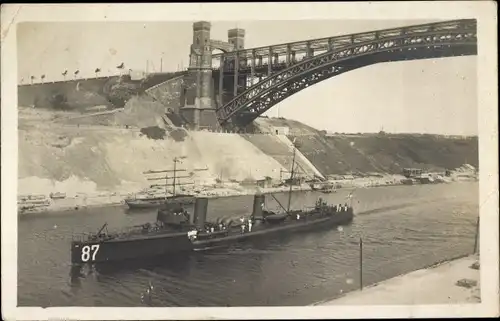 Foto Ak Deutsches Kriegsschiff 87 passiert Hochbrücke, Kaiserliche Marine