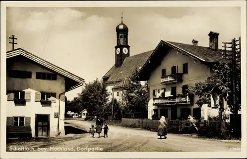 Ak Schaftlach Waakirchen Bayern, Dorfpartie, Kirche