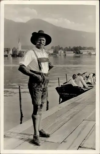 Ak Rottach Egern in Oberbayern, Mann in bayrischer Tracht an der Anlegestelle, Lederhose